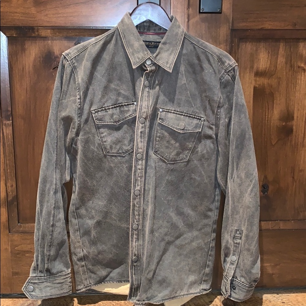 Men’s long sleeve casual shirt with snaps